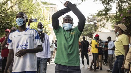 Un manifestant à Dakar à proximité de l'Assemblée nationale, le 5 février 2024. (JOHN WESSELS / AFP)