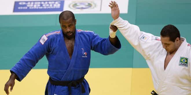 Teddy Riner en grand seigneur félicite son adversaire brésilien Rafael Silva