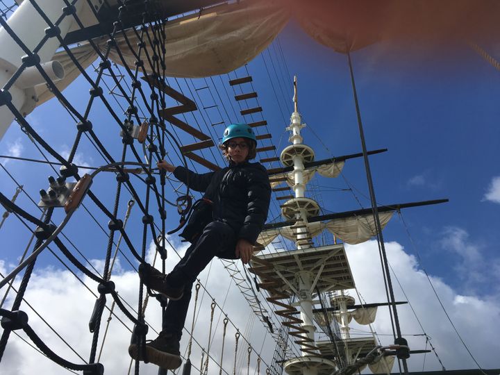 Fabio s'envole tel un oiseau sur l'accromât de Rochefort. (INGRID POHU / RADIO FRANCE)