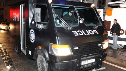 Un camion du GIPN arrive dans le quartier la C&ocirc;t&eacute; Pav&eacute;e &agrave; Toulouse le 22 mars 2012 o&ugrave; Merah est ern&eacute; dans son logement par les forces de l'ordre. (PASCAL PAVANI / AFP)