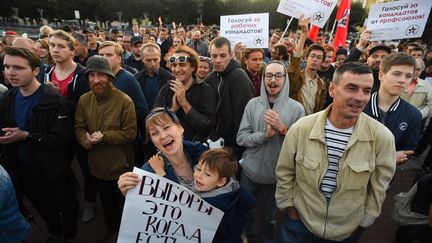 Des manifestants lors d'un rassemblement d'opposition en Russie, à Saint-Pétersbourg, le 5 septembre 2019.&nbsp; (OLGA MALTSEVA / AFP)