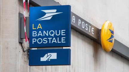 La Banque postale annonce&nbsp;changer sa politique à l'égard des entreprises productrices de pétrole ou de gaz, et de celles qui participent au développement d'infrastructures dans ces secteurs. (AMAURY CORNU / HANS LUCAS / AFP)