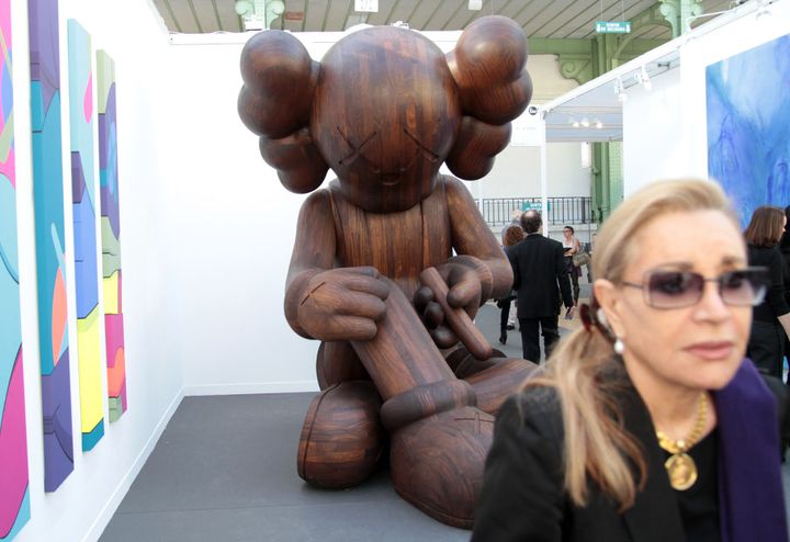 "Better Knowing" (2013), une sculpture en bois de l'artiste am&eacute;ricain Kaws, le 23 octobre 2013, &agrave; Paris. (ELODIE DROUARD / FRANCETV INFO)