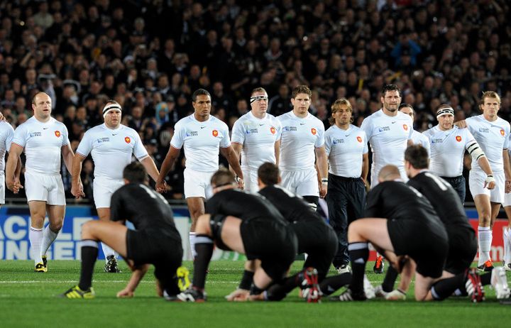 Le XV de France pendant le haka des joueurs de Nouvelle-Zélande, le 23&nbsp;octobre 2011, sur la pelouse de l'Eden Park Stadium d'Auckland (Nouvelle-Zélande). (GABRIEL BOUYS / AFP)