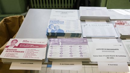 Des bulletins de vote dans une école du 11e arrondissement de Paris, le 26 mai 2019. (DENIS MEYER / HANS LUCAS / AFP)