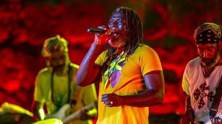 Le rastaman ivoirien, Tiken Jah Fakoly, en concert lors du 52e Festival international de Carthage, au Théâtre archéologique, le 17 août 2016 en Tunisie. (Amine Landoulsi/Anadolu Agency)