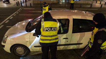 Des policiers effectuent des contrôles à Toulouse (Haute-Garonne), pendant le couvre-feu, le 5 février 2021. (FREDERIC SCHEIBER / HANS LUCAS / AFP)