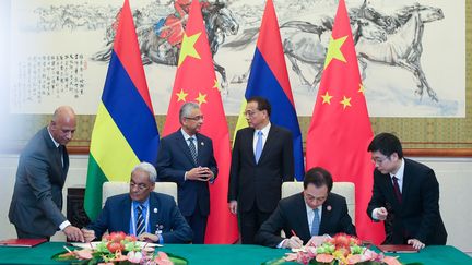 Signature, le 2 septembre 2018 à Pékin, de l'accord de libre échange entre la Chine et l'île Maurice. (POOL NEW / REUTERS)