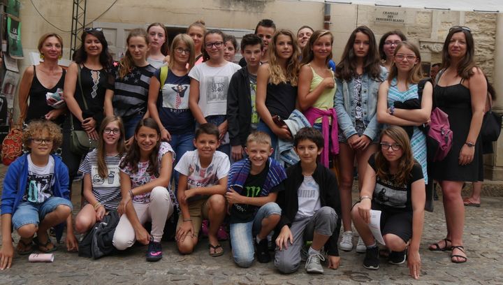 Les élèves de 5ème du collège du Parc de Betterans (Jura), à la sortie du spectacle "Truckstop", à Avignon, Chapelle des Pénitents blancs
 (LH / Culturebox)