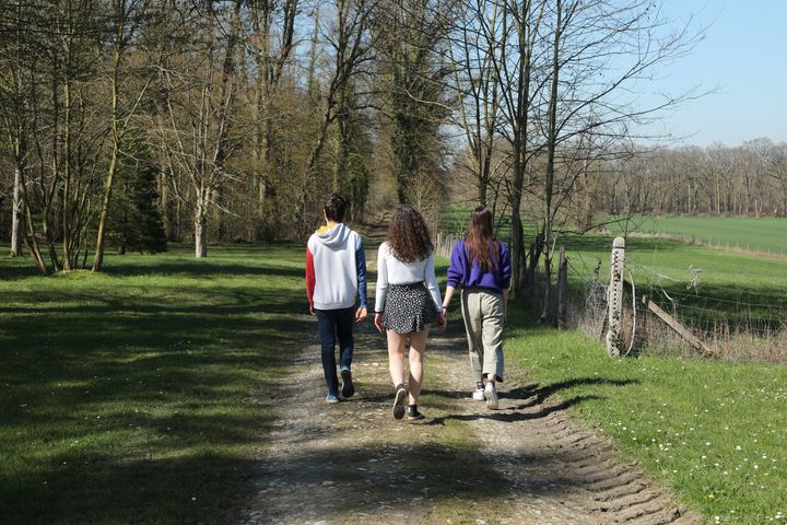 Des étudiants d'AgroParisTech dans le parc du domaine de Grignon (Yvelines), le 30 mars 2021. (THOMAS BAIETTO / FRANCEINFO)