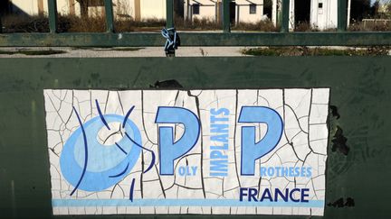 Le portail de l'ancienne entreprise PIP, photographi&eacute; le 30 d&eacute;cembre 2011, &agrave; La-Seyne-sur-Mer (Var). (BORIS HORVAT / AFP)