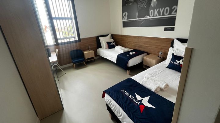 Une chambre double à l'Athletica, camp de base de la délégation américaine lors des Jeux Olympiques et Paralympiques de Paris.  (THÉO GICQUEL / FRANCEINFO : SPORT)