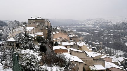 Le village des Pennes-Mirabeau (Bouches-du-Rhône) est couvert de neige, le 10 janvier 2021. (NICOLAS TUCAT / AFP)