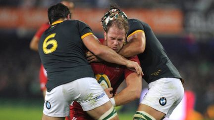 Alun Wyn Jones pris par la défense de Victor Matfield et François Louw