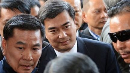 Premier ministre de 2008 à 2011. Laminé dans les urnes par Yingluck Shinawatra en 2011. Chef du Parti démocrate dont les militants sont majoritaires à Bangkok (bourgeoisie) et dans le sud du pays (planteurs d’hévéas). Plutôt discret, même s’il a appelé le 28 novembre 2013 au départ de l'actuelle chef du gouvernement.

Le 12 décembre 2013, Abhisit Vejjajiva est inculpé pour meurtre en lien avec son rôle dans la répression contre les «chemises rouges» en 2010 (au centre de la photo prise le 13 décembre 2012). (CHRISTOPHE ARCHAMBAULT / AFP)