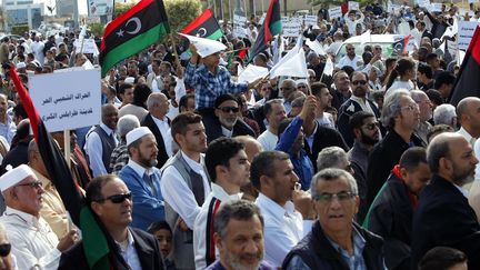 Des manifestants d&eacute;filent contre la pr&eacute;sence des milices arm&eacute;es, &agrave; Tripoli, en Libye, le 15 novembre 2013. (ISMAEL ZETOUNI / REUTERS)