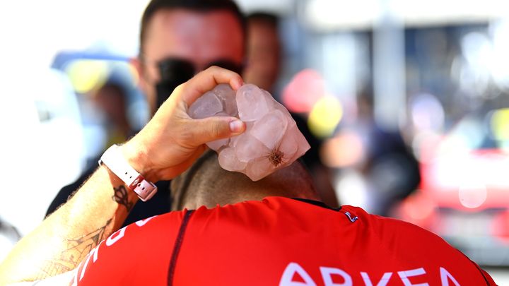 Le coureur de l'équipe Arkea Hugo Hofstetter applique un pain de glace sur sa nuque avant la 15e étape du Tour de France entre Rodez et Carcassonne, le 17 juillet 2022. (TIM DE WAELE / VELO / GETTY IMAGES)