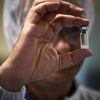 Une fiole de vaccin dans une usine du groupe pharmaceutique Sanofi Pasteur à Marcy-l'Etoile (Rhône), le 7&nbsp;juillet 2016. (JEAN-PHILIPPE KSIAZEK / AFP)