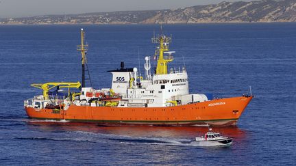 Le navire humanitaire l'Aquarius arrive dans le port de Marseille (Bouches-du-Rhône), le 4 octobre 2018.&nbsp; (CLAUDE PARIS / AP / SIPA)