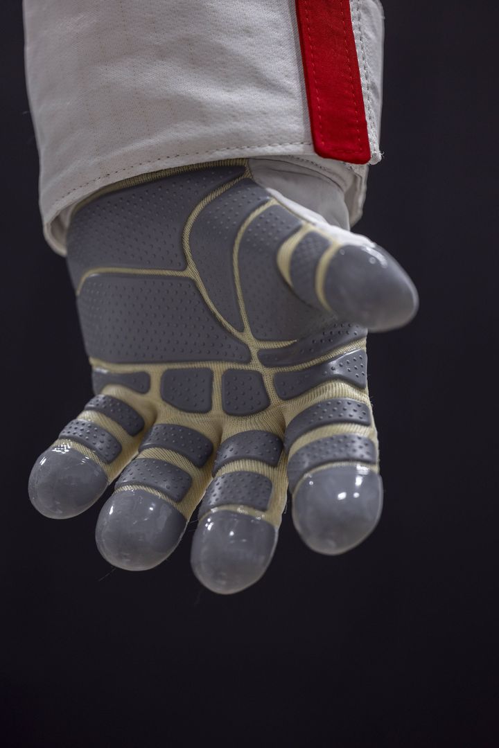 Les gants des combinaisons spatiales de Prada et Axiom Space ont été conçus sur mesure pour les astronautes de la mission Artémis 3 de la Nasa. (IMAGE COURTESY OF PRADA / AXIOM / SIPA)