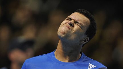 Le Fran&ccedil;ais Jo-Wilfried Tsonga lors de son quart de finale face &agrave; l'Espagnol Rafael Nadal au Masters de Londres (Royaume-Uni), le 24 novembre 2011. (DYLAN MARTINEZ / REUTERS)