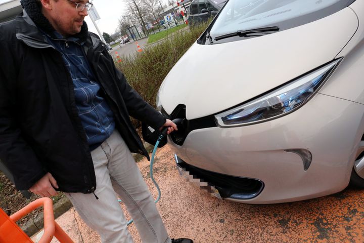 La France est le premier pays d’Europe à avoir dépassé le cap des 100&nbsp;000 voitures 100% électriques. La voiture électrique la plus achetée est la Zoe de Renault. (MAXPPP)