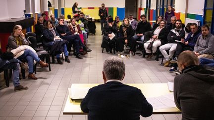 Une session du grand débat national à Dinan dans les Côtes-d'Armor, le 21 janvier 2019.&nbsp; (MARTIN BERTRAND / HANS LUCAS / AFP)