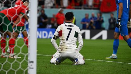 Le désarroi du Portugais Cristiano Ronaldo, éliminé en quart de finale de la Coupe du monde par le Maroc, le 10 septembre 2022 au Qatar.&nbsp; (KEN SATOMI / AFP)