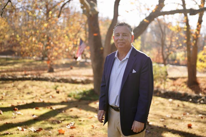 Andrew Reilly, avocat et grand électeur pour le Parti républicain en Pennsylvanie, dans le jardin de sa résidence dans la banlieue de Philadelphie, le 31 octobre 2024. (PIERRE-LOUIS CARON / FRANCEINFO)