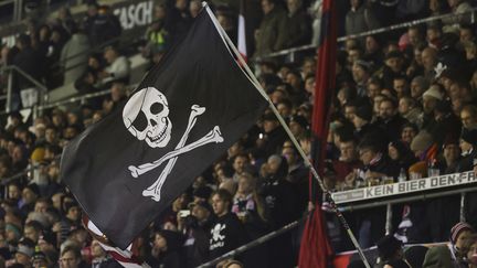 Selon un sondage Odoxa, 2,5 millions de Français suivent le foot sur des sites pirates illégaux (photo d'illustration : supporters de Sankt Pauli, en Allemagne). (JURGEN FROMME / FIRO SPORTPHOTO)