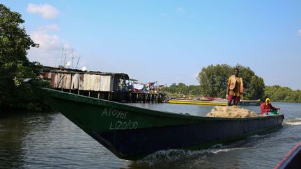 Les Gabonais ne sont guère attirés par la haute mer et ne s’aventurent pas dans le périlleux golfe de Guinée. Aussi, depuis des dizaines d’années, la pêche est entre les mains de Nigérians et de Béninois. Au départ illégale, leur activité assure aujourd’hui les deux tiers des captures de poissons du Gabon.
 (Steve Jordan/AFP)