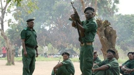 Formation militaire pour de futurs membres de la Renamo dans les montagnes de Gorongosa, au Mozambique, le 8 novembre 2012.  ( AFP PHOTO / Jinty JACKSON)