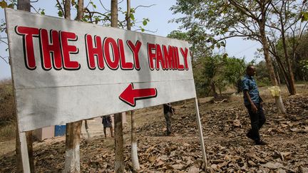 Les cultes s'organisent parfois dans des lieux improbables, comme des hangars délabrés ou sous un manguier dans les petits villages. (FRANCIS KOKOROKO/REUTERS)