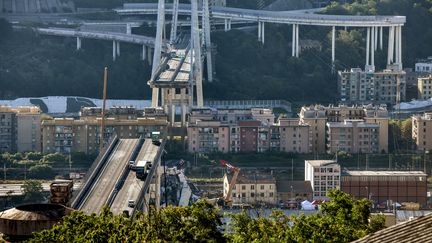 Ce qu'il reste du pont Morandi, à Gênes (Italie), le 15 août 2018,&nbsp;au lendemain de sa chute. (PIERO CRUCIATTI / AFP)