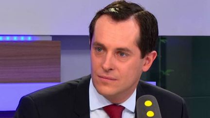 Nicolas Bay,&nbsp;secrétaire général du Front national, sur le plateau de franceinfo. (franceinfo)