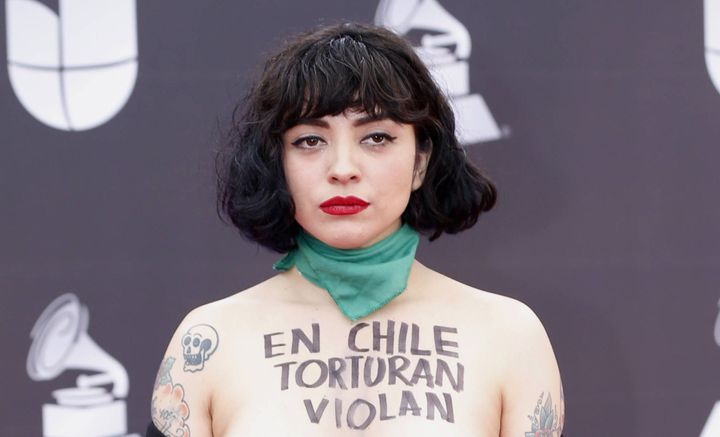 Sur son corps, la chanteuse chilienne Mon Laferte porte les inscriptions&nbsp;"au Chili, ils torturent, violent et tuent". (ERIC JAMISON/AP/SIPA / SIPA)