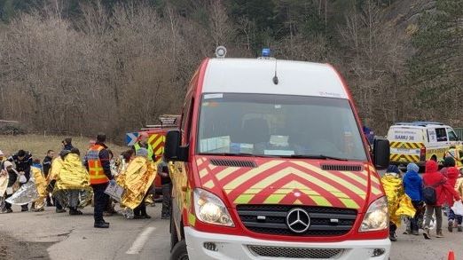 Le bus, en provenance des Hautes-Alpes transportait 46 personnes, dont six adultes et 40 enfants de primaire, le 4 mars 2023. (MAIRIE DE CORPS)