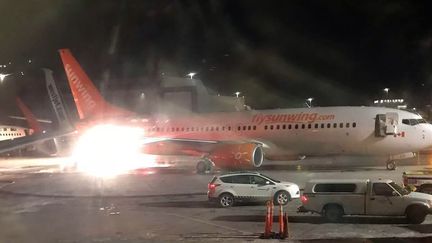 L'appareil de Sunwing était en cours de remorquage à l'aéroport Pearson de Toronto (Canada), où il a heurté un Boeing B737 de la compagnie canadienne WestJet, vendredi 5 janvier 2018, avec 174 personnes à bord. (CONNIE CARSON / FACEBOOK / AFP)