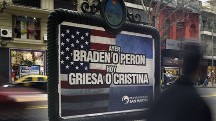 Le 29 juillet 2014, dans une rue de Buenos Aires. Une affiche soutient le gouvernement dans son litige judiciaire contre les fonds sp&eacute;culatifs Elliott&nbsp;et Aurelius, aid&eacute;s par le juge am&eacute;ricain Thomas Griesa. (JUAN MABROMATA / AFP)