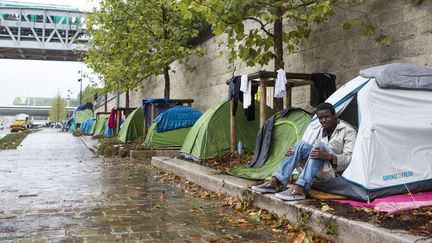 Un migrant guin&eacute;en sur le quai d'Austerlitz, &agrave; Paris, le 27 ao&ucirc;t 2015. (GEOFFROY VAN DER HASSELT / ANADOLU AGENCY / AFP)