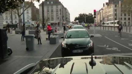 Hausse des prix des carburants : les chauffeurs de VTC manifestent partout en France (FRANCE 3)