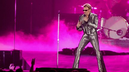 Dans un costume brillant, Johnny Hallyday&nbsp;lance la tournée de son 60e anniversaire, le 10 juin 2003 au Parc des Princes de Paris. (STEPHANE CARDINALE - CORBIS / CORBIS ENTERTAINMENT / GETTY IMAGES)