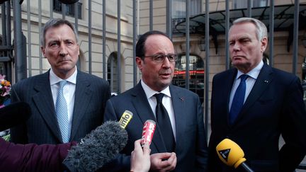 Francois Hollande, Vincent Mertens de Wilmars ambassadeur de Belgique en France et Jean-Marc Ayrault ministre des Affaires étrangères devant l'ambassade de Begique à Paris, le 22 mars 2016 (THIBAULT CAMUS/AP/SIPA / AP)