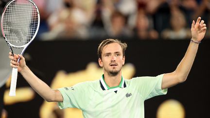 Le Russe Daniil Medvdev a mis 2h30 pour se défaire de Stefanos Tsitsipas, en demi-finale de l'Open d'Australie, le 28 janvier 2022. (MARTIN KEEP / AFP)