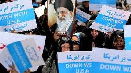 Des manifestants iraniens portent des affiches «A bas les Etats-Unis» en 2012. (ATTA KENARE / AFP)