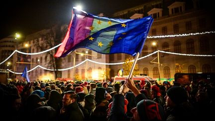 Des personnes sont rassemblées sur la place de l'Université, à Bucarest (Roumanie), le 5 décembre 2024, pour soutenir la candidate pro-européenne Elena Lasconi. (DANIEL MIHAILESCU / AFP)