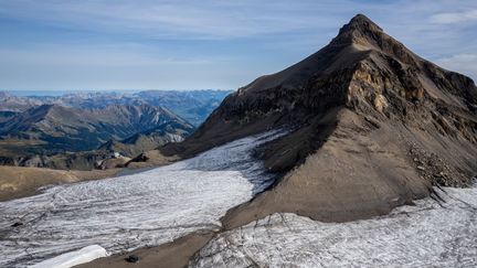 Une photo aérienne prise le 13 septembre 2022 montre le col de Tsanfleuron (Suisse), débarrassé&nbsp;de la glace qui l'a recouverte pendant au moins 2 000 ans. (FABRICE COFFRINI / AFP)