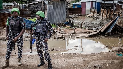 Comme le souligne Jacques Deveaux sur franceinfo Afrique, alors que les attaques terroristes se multiplient sur son territoire, la Somalie craint le chaos après le départ en 2021 des soldats de la paix de l’Amisom, la Mission de l’Union africaine en Somalie. Le pays sera alors seul face à la violence des terroristes. L’Amisom a mis en place une formation des policiers nouvellement déployés pour renforcer l'ordre dans cet Etat de la Corne de l'Afrique. La formation doit couvrir des questions émergentes en matière de maintien de la paix, de droits de l'Homme, de culture somalienne ainsi que de soutien opérationnel aux forces de police du pays.&nbsp; &nbsp; &nbsp; (LUIS TATO / AFP)