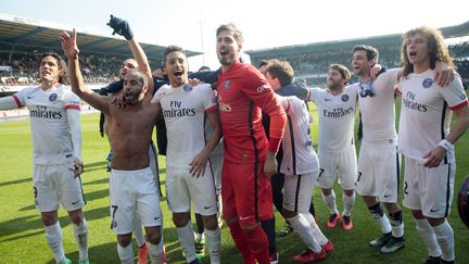 Les joueurs du PSG célèbrent le sixième titre du club