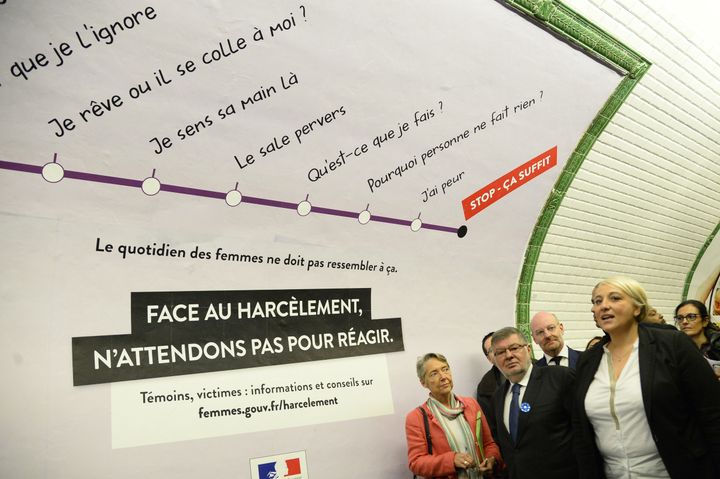 Pascale Boistard,&nbsp;secrétaire d'Etat aux Droits des femmes, visite le métro parisien, le 9 novembre 2015, après le lancement d'une campagne contre le harcèlement sexiste. (BERTRAND GUAY / AFP)